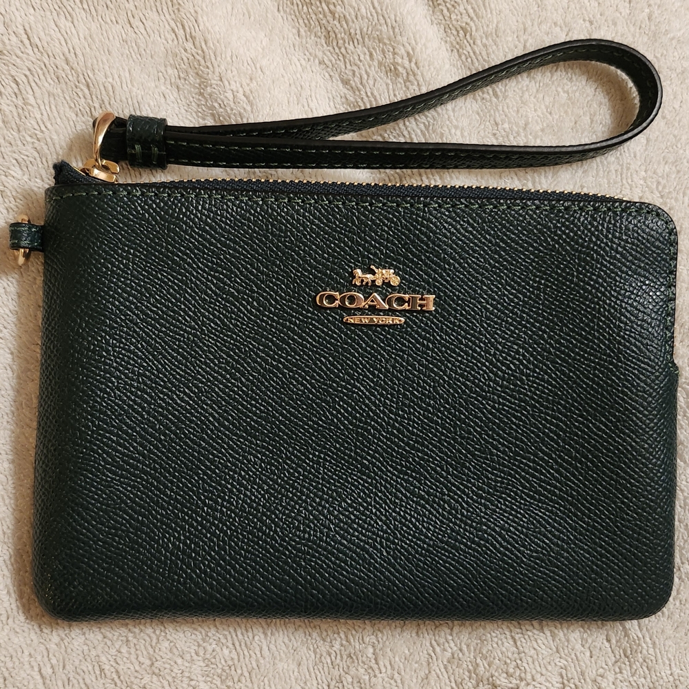 Like New Coach Limited Winter Edition Forest Green w/ Charm Corner Zip Wristlet